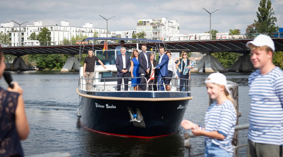 VIPs kommen auf einem Boot zur Veranstaltung auf der Havelpromenade